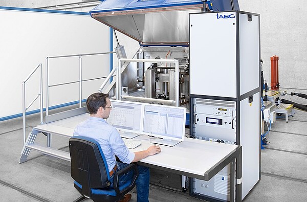 Funktionsprüfstand für aktive Wankstabilisatoren der IABG Test Systems