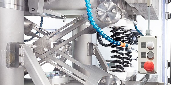 Resonanzprüfstand für Koorosionsschwingversuch an Federn. IABG Test Systems.